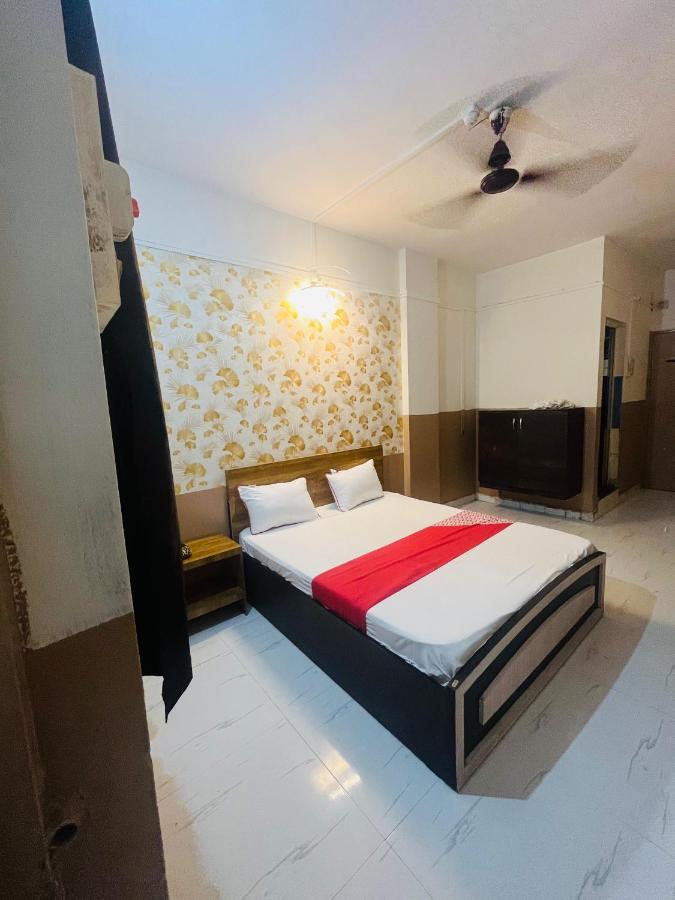 Hotel Royal Lodging Phursungi Extérieur photo