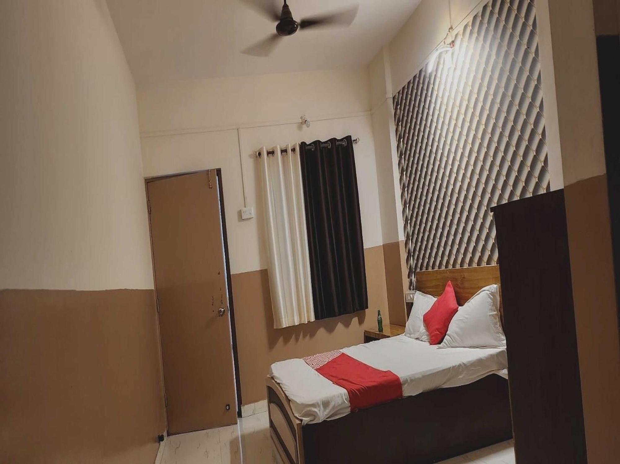 Hotel Royal Lodging Phursungi Extérieur photo