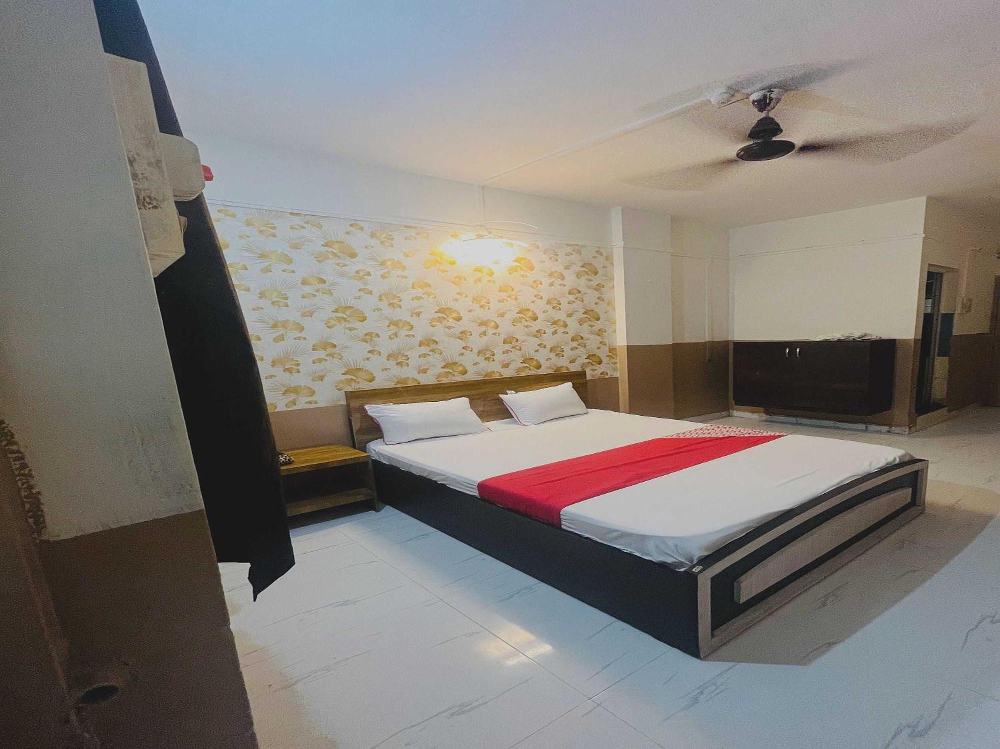 Hotel Royal Lodging Phursungi Extérieur photo