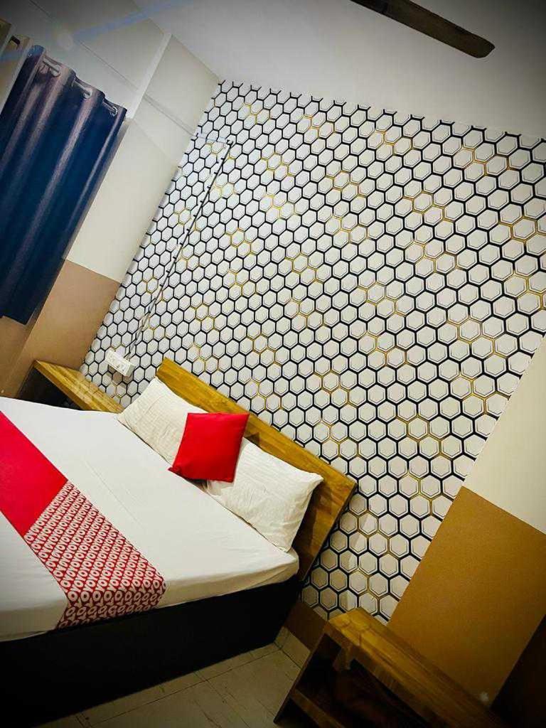 Hotel Royal Lodging Phursungi Extérieur photo